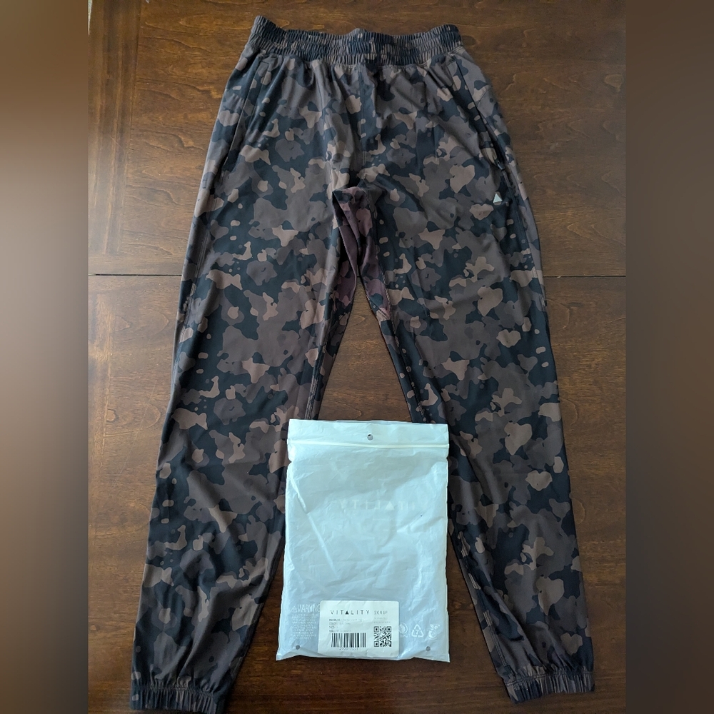 Vitality swift joggers camo size Small